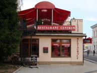 Obrázek s pohledem na výlohu fast foodu a schodiště na terasu restaurantu