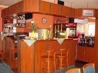 Pohled na barový pult restaurantu Albion